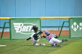 棋牌室里的“暗号系统”：揭秘合伙打牌时那些不起眼的动作。（牌局里的默契密码：合伙打牌时不易察觉的小动作）